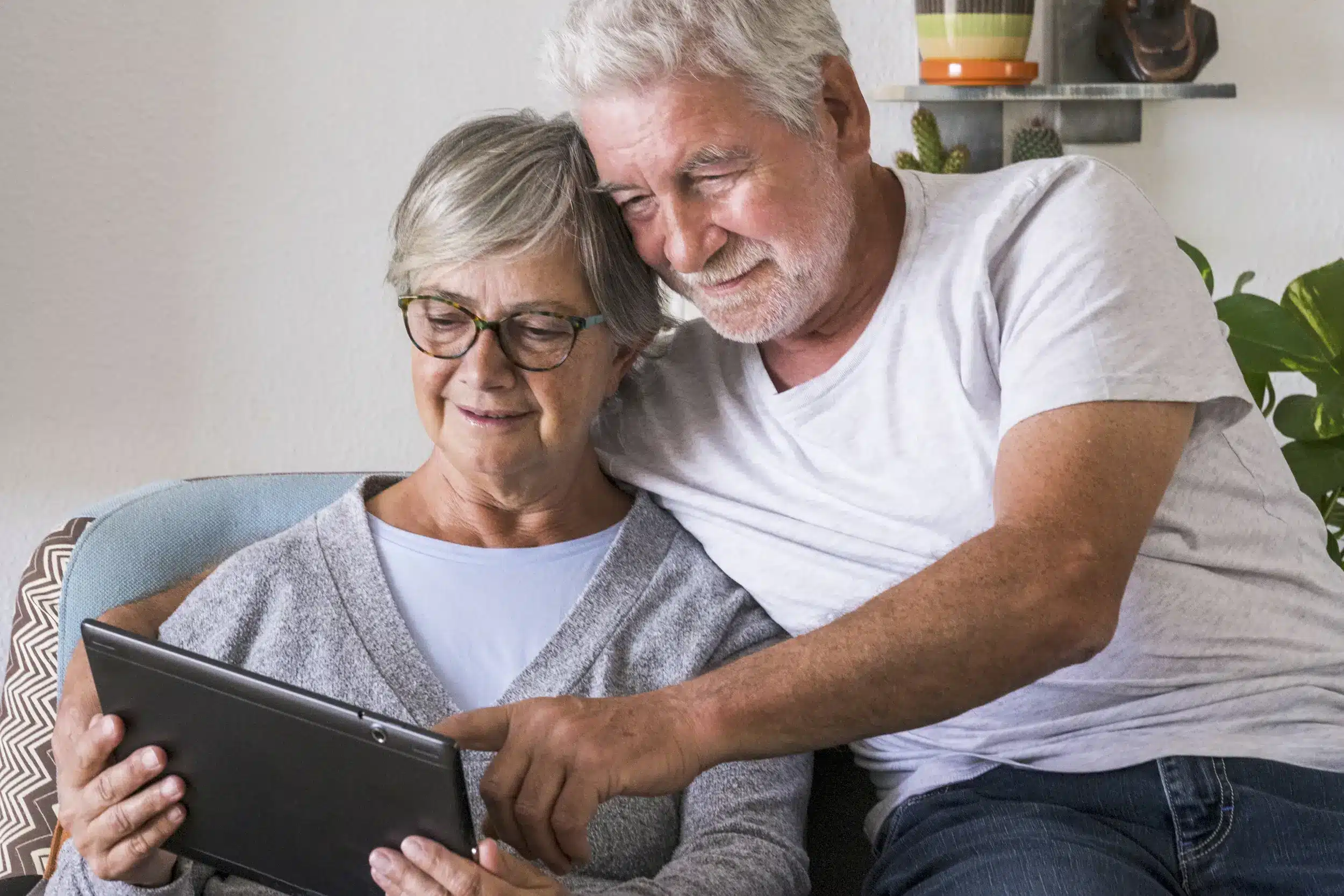 couple-of-seniors-smiling-and-looking-at-the-same-2026-01-08-06-50-21-utc